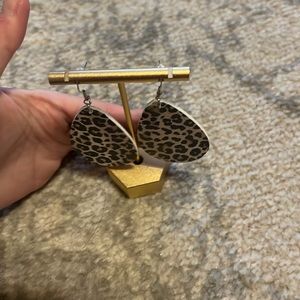 Jag/leopard print earrings item2️⃣0️⃣